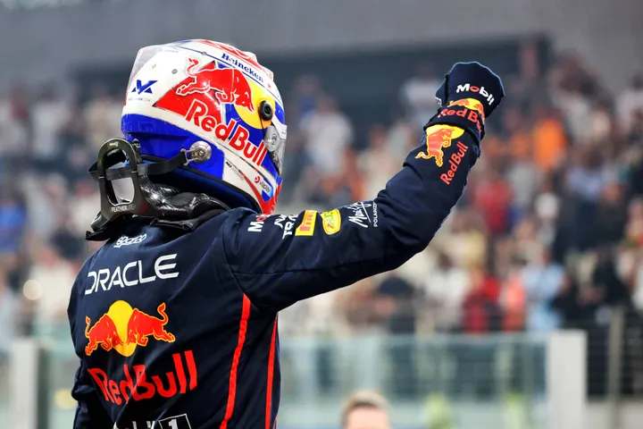 Max Verstappen feiert nach seiner Pole-Position für den Großen Preis von Abu Dhabi – Foto: Race Pictures
