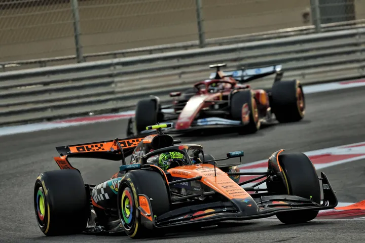 Lando Norris geriet zeitweise unter Druck von Charles Leclerc, aber der Ferrari konnte sich nicht am Heck des McLaren halten – Foto: Race Pictures