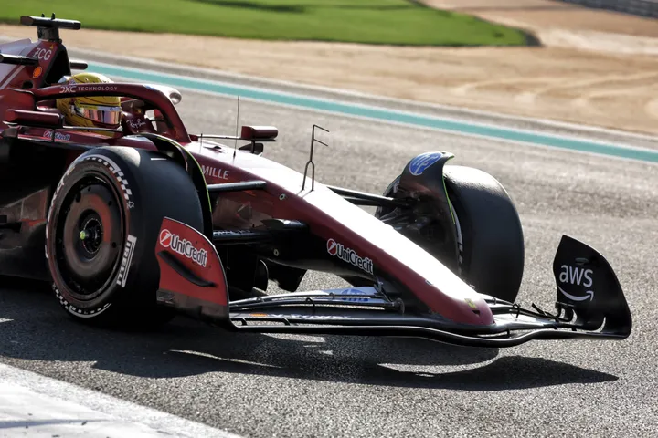 Lewis Hamilton in Aktion während der Morgensession in Abu Dhabi – Foto: Race Pictures