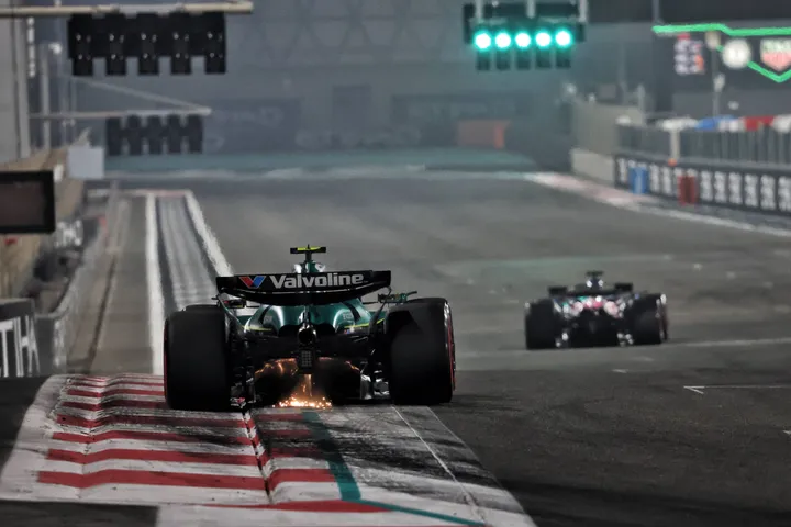 Fernando Alonso im AMR25 in Abu Dhabi. Foto: Race Pictures