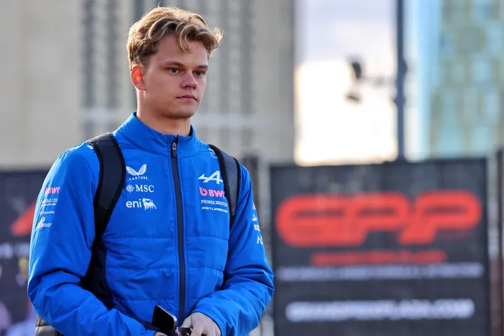 Paul Aron im F1-Fahrerlager - Foto: Race Pictures