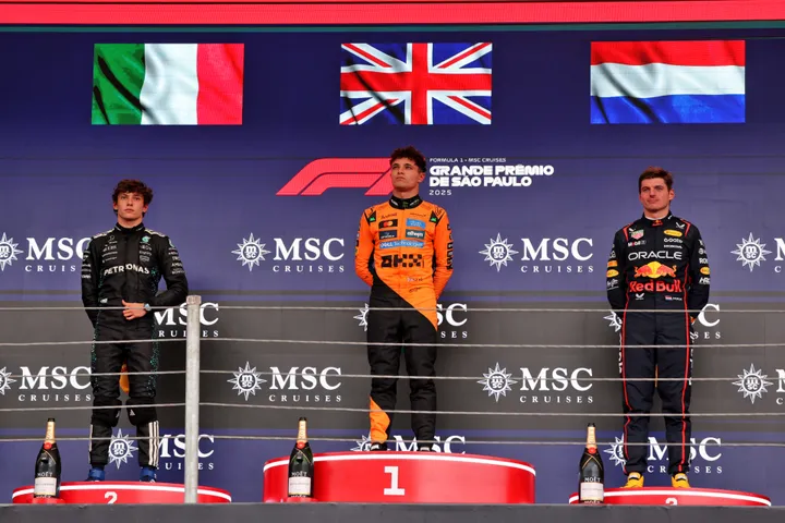 Max Verstappen auf dem Podium in Brasilien mit Lando Norris und Kimi Antonelli – Foto: Race Pictures