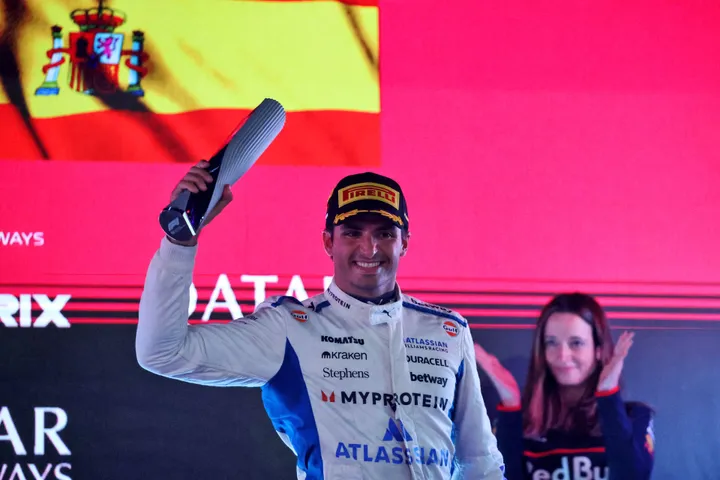 Carlos Sainz auf dem Podium in Katar