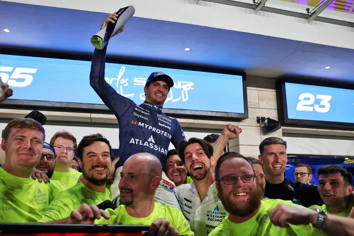 Carlos Sainz mit seiner Williams-Crew in Katar. Foto: RacePictures