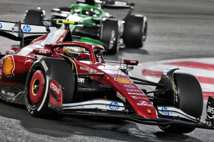 Lewis Hamilton sah die Zielflagge als P8, nachdem er in Abu Dhabi von P16 gestartet war. Foto: Race Pictures
