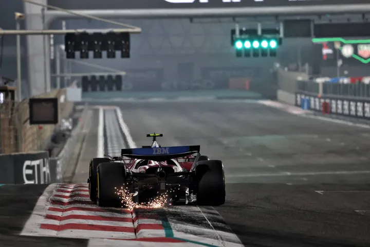Lewis Hamiltons Aufholjagd beim Abu-Dhabi-GP brachte ihn von Startplatz 16 auf P8. Foto: Race Pictures.