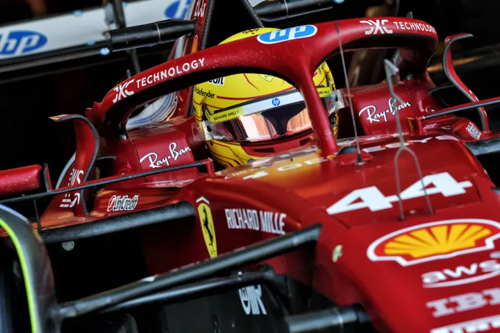 Lewis Hamilton in Abu Dhabi 2025 im Ferrari – Foto: Race Pictures