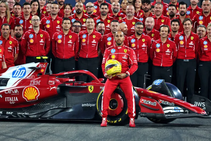 Lewis Hamilton beim Fotoshooting zum Saisonende mit Ferrari. Foto: RacePictures.