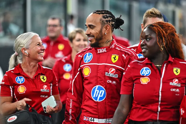 Lewis Hamilton umgeben von seinem persönlichen Gefolge in Abu Dhabi. Foto: RacePictures.