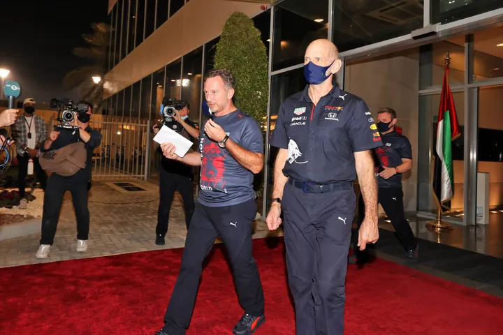 Christian Horner und Adrian Newey verlassen nach dem umstrittenen Finale des F1-GP von Abu Dhabi 2021 den Raum der Stewards. Foto: RacePictures.