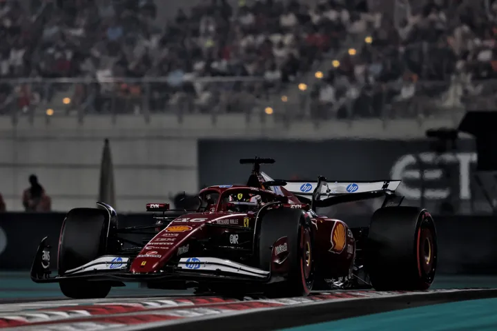 Charles Leclerc im SF-25 in Abu Dhabi. Foto: Race Pictures