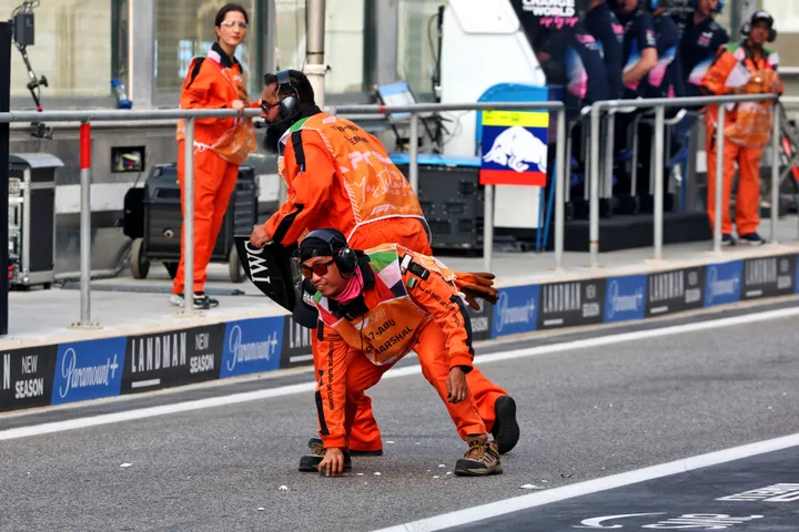 Die Rennkommissare räumen nach dem Vorfall die Boxengasse – Foto: Race Pictures
