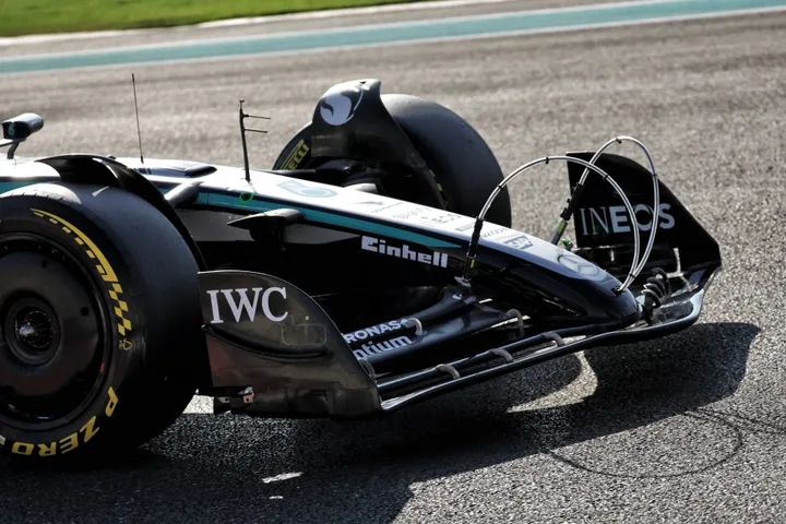 Rudimentärer Prototyp der aktiven Aerodynamik, eingesetzt von Mercedes bei den F1-Nach­saison­tests 2025 in Abu Dhabi. Foto: RacePictures