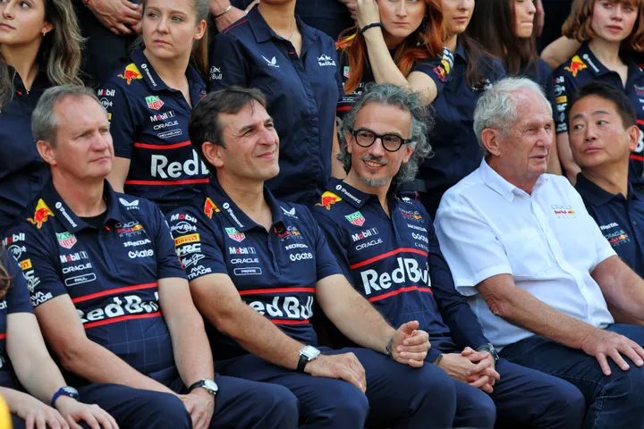 Die Red-Bull-Führungsriege mit Helmut Marko rechts – Foto: RacePictures