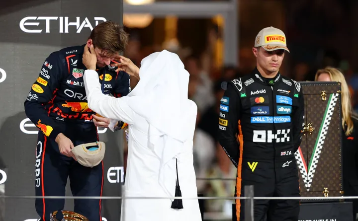 Max Verstappen, Sieger des Großen Preises von Abu Dhabi, und Lando Norris, F1-Champion 2025, auf dem Podium in Yas Marina. Foto: Red Bull Content Pool