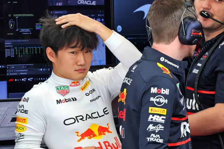 Yuki Tsunoda in der Red-Bull-Box – Foto: Race Pictures