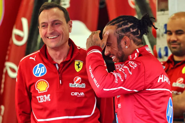 Lewis Hamilton wird 2026 eine neue Stimme im Ohr haben – Foto: RacePictures