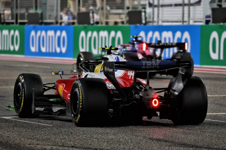 Lewis Hamilton im SF-26 in Bahrain – Foto: Race Pictures