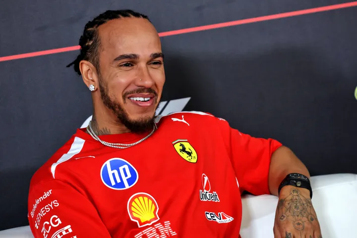 Hamilton in Bahrain im Ferrari