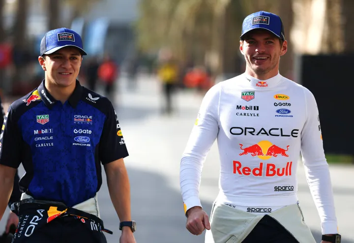 Max Verstappen en Isack Hadjar in de paddock in Bahrein.