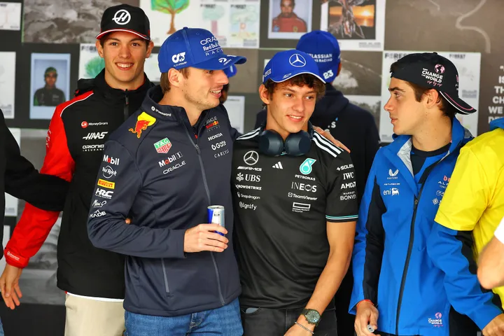 max-verstappen-en-antonelli.