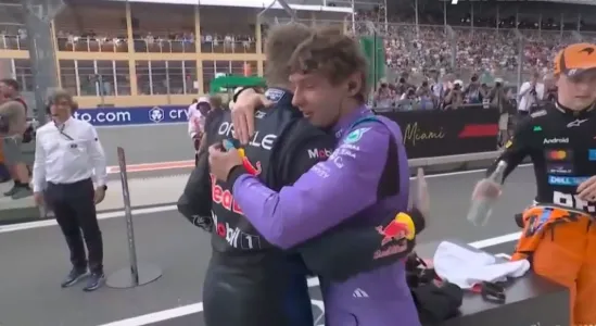 Verstappen-antonelli-hug.jpg