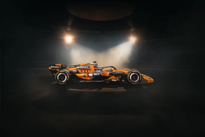 MCL40_1000_Livery_Hero