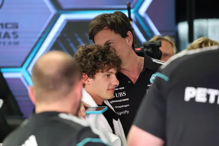 kimi-antonelli-toto-wolff-mercedes
