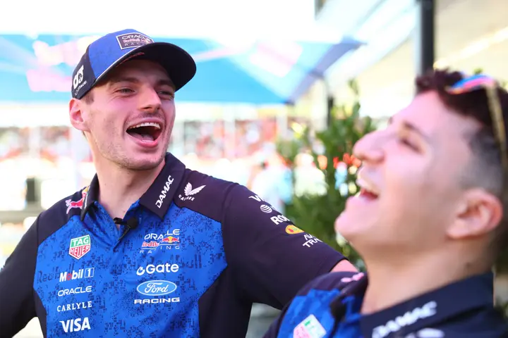 max verstappen isack hadjar lachend