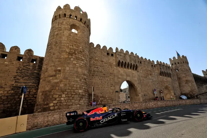 max-verstappen-baku-vrijdag-vt2