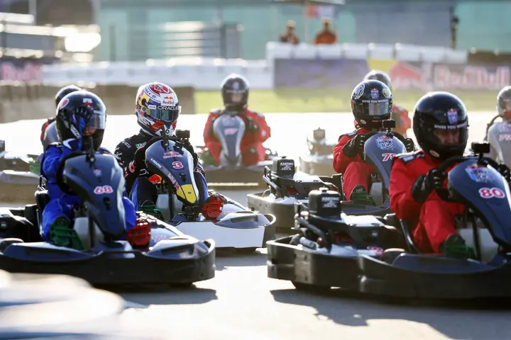 max-verstappen-vs-100-karts