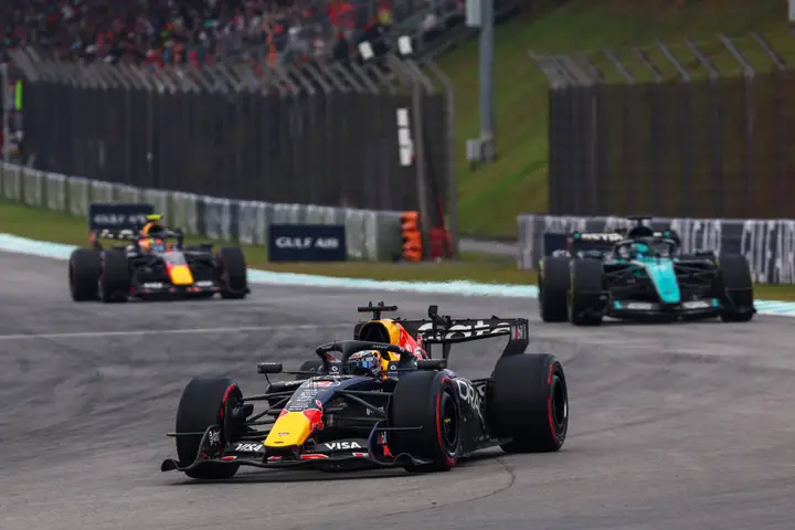 max-verstappen-mercedes-bahrein-maleisie