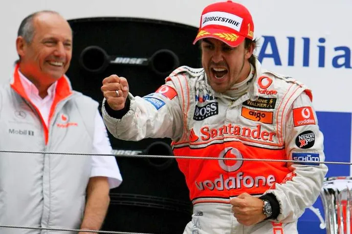 fernando-alonso-ja-ron-dennis-nurburgringilla-2007