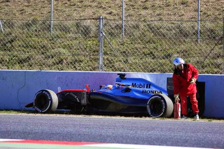 Alonso Barcelona McLaren Honda crash