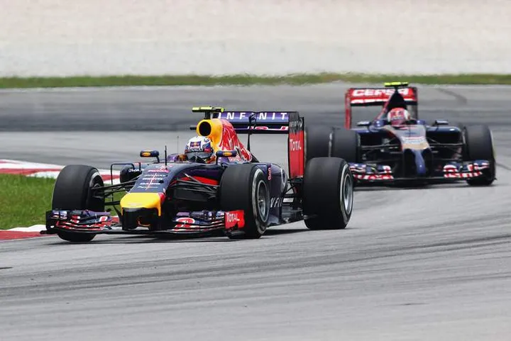 Daniel+Ricciardo+Daniil+Kvyat+F1+Grand+Prix+AGgiehhdLj2x