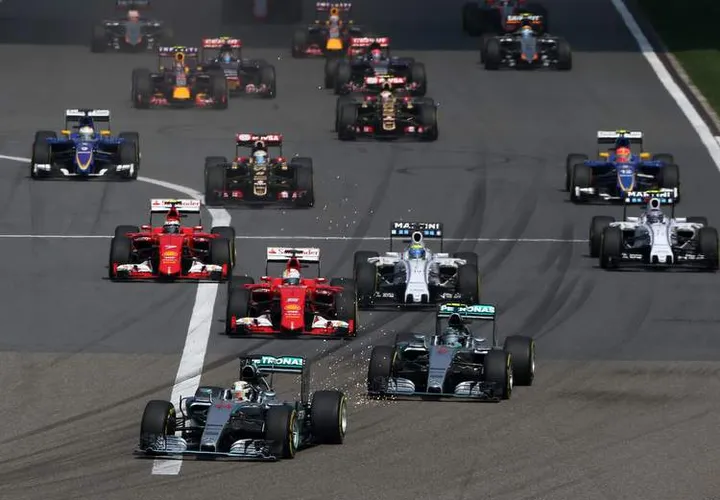 Chinese Grand Prix start Hamilton leads