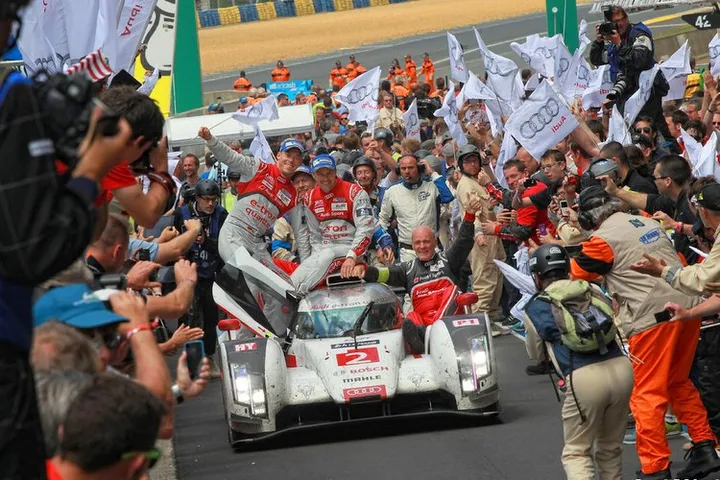 audi_motorsport_1406Audi R18 e-tron quattro #2 (Audi Sport Team Joest), Marcel Fässler, André Lotterer, Benoît Tréluyer, Dr. Wolfgang Ullrich (Head of Audi Sport)15-4-01