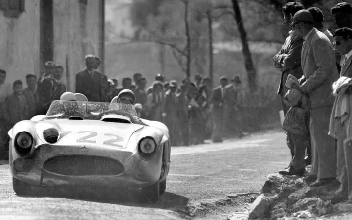 stirling-moss-and-denis-jenkinson-mercedes-benz-300-slr-in-1955-mille-miglia-front-after-crash