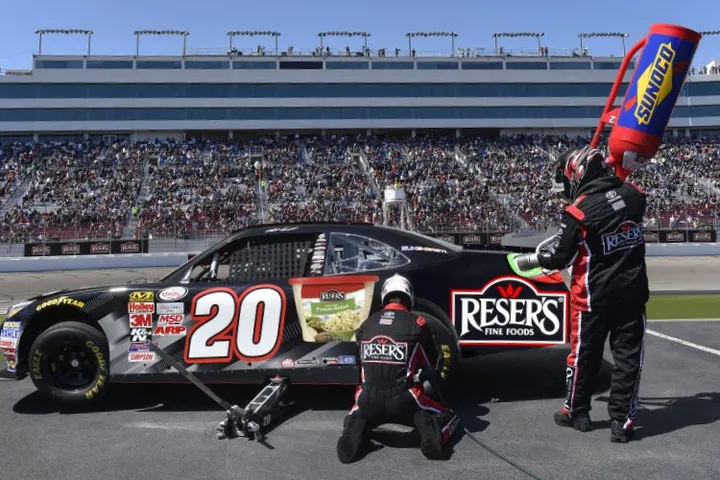 2015 NASCAR Xfinity Series fuel stop