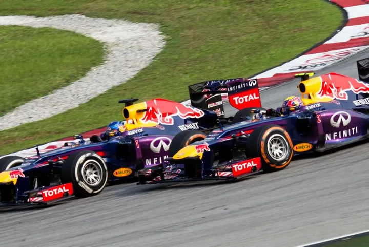 sebastian vettel overtaking mark webber 2013 malaysia 2