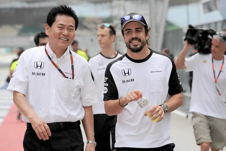 Yasuhisa Arai (JPN) Honda, y Fernando Alonso (ES) McLaren MP4/30 Honda, tras dar la vuelta al circuito el jueves  G.P. de Malasia, segundo de la temporada, en el circuito de  Sepang, el jueves 26 de marzo de 2015