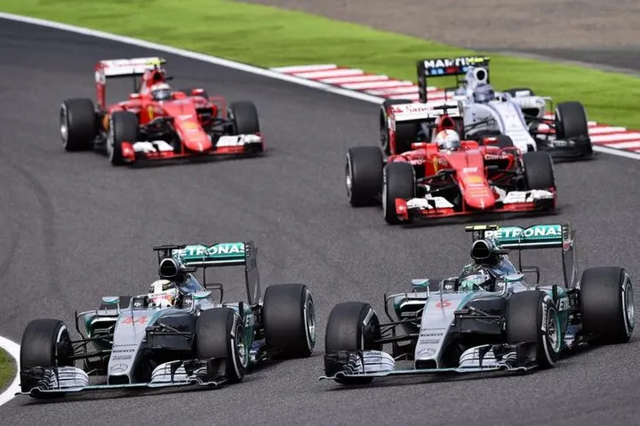 Hamilton-Rosberg-Suzuka1