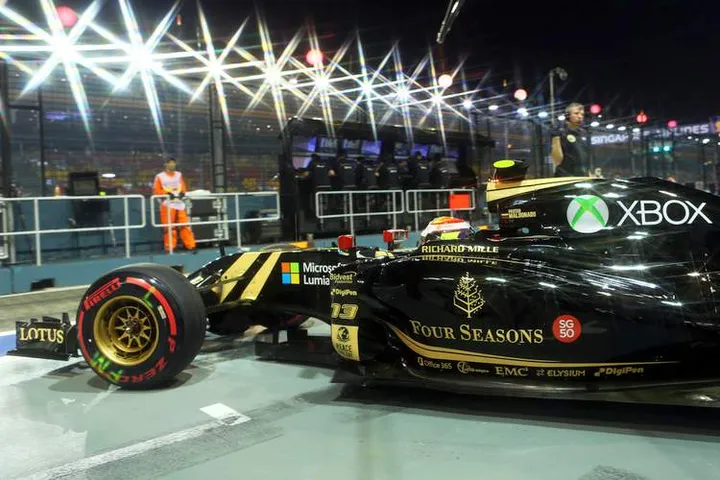 Pastor Maldonado (VEN) Lotus F1 E23 leaves the pits.Singapore Grand Prix, Friday 18th September 2015. Marina Bay Street Circuit, Singapore.