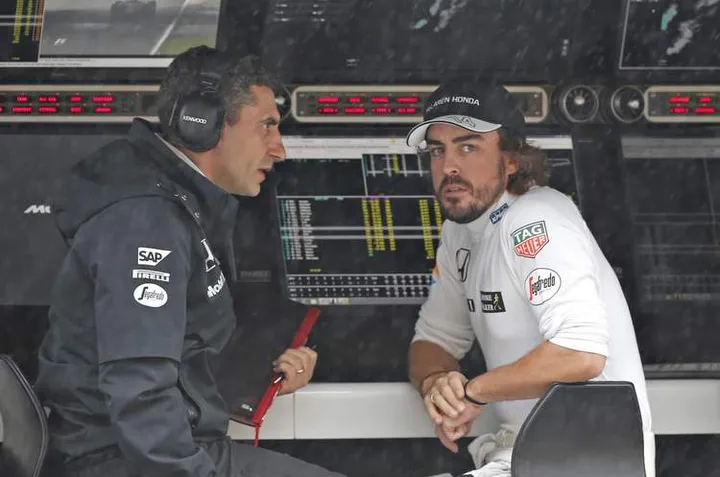 Fernando Alonso on the pit wall with engineer Andrea Stella.