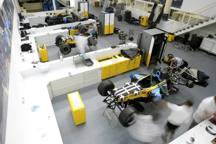 renault-f1-opens-factory-doors-for-fans-23119_1