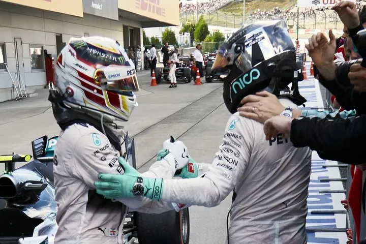 Hamilton-Rosberg-Suzuka1