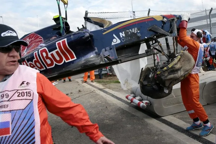 carlos sainz sochi crash