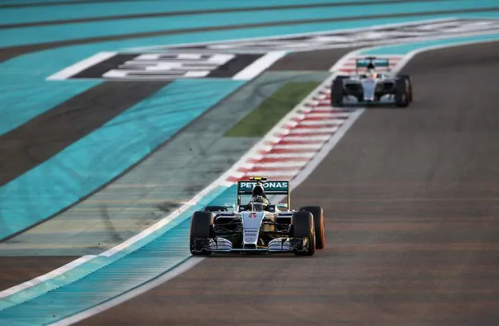 Hamilton+Mercedes+Rosberg+F1+Grand+Prix+Abu+Dhabi+if22pE1EPNex