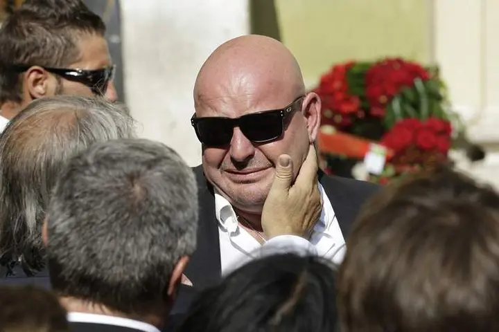 Philippe_Bianchi_the_father_of_Jules_is_comforted_b-a-064