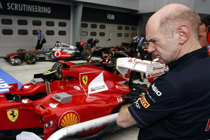 adrian-newey-looking-ferrari